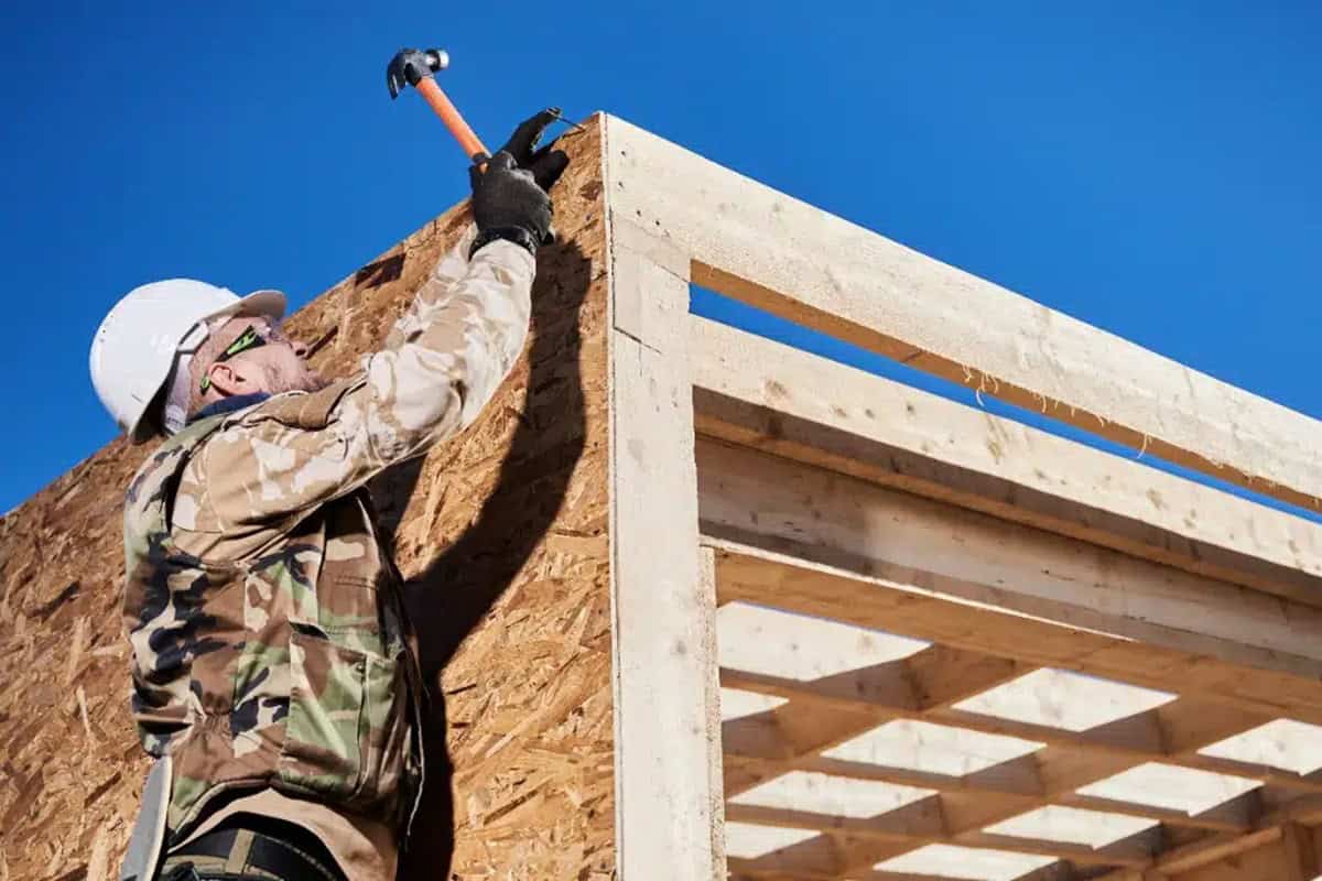 ouvrier utilise OSB sur chantier