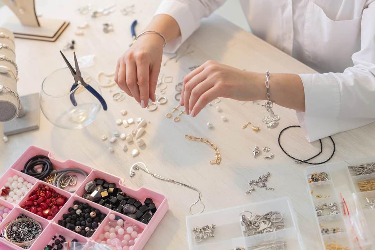 femme qui fabrique des bijoux