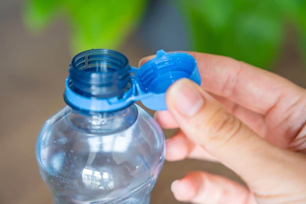 bouchon ouvert et fixé sur bouteille plastique